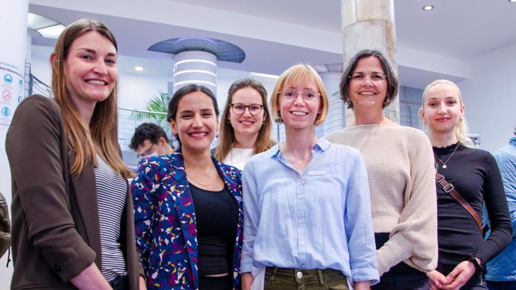 v. li.: DenkRaum-Fellow Dr. Annika Hanert, Projektmitarbeiterinnen Dinah Ipsen, Jana Stünkel, Luzie Sam, DenkRaum-Koordinatorin Dr. Barbara Röckl und Projektmitarbeiterin Nele Hinz-Reese.