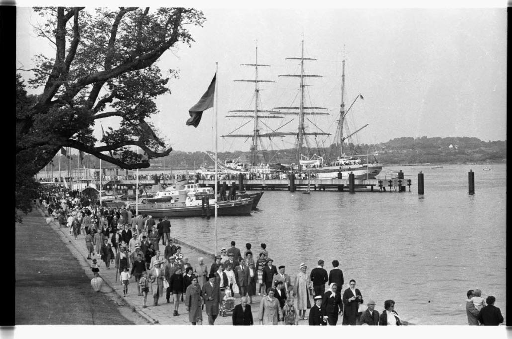 Hindenburgufer zur Kieler Woche 1963 mit dem Segelschulschiff Gorch Fock im Hintergrund an der Blücherbrücke.