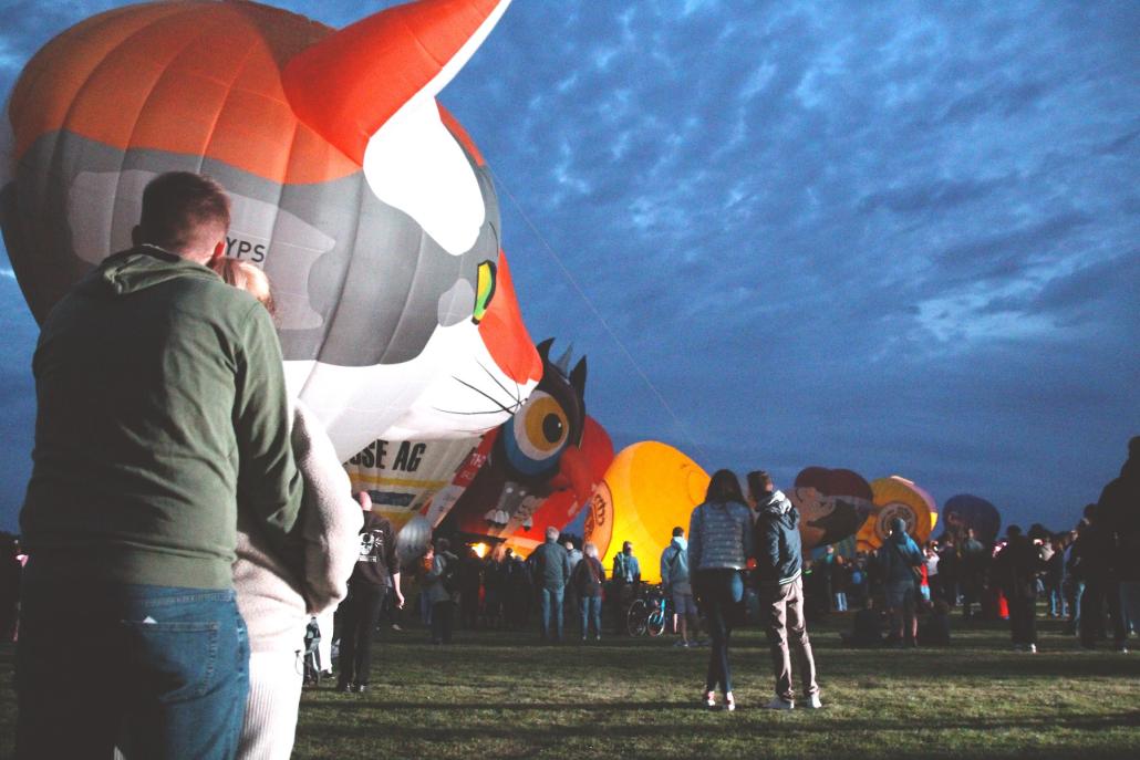 Hunderte Menschen erwarteten ein farbenfrohes Spektakel am Nachthimmel beim Night Glow über dem Nordmarksportfeld.