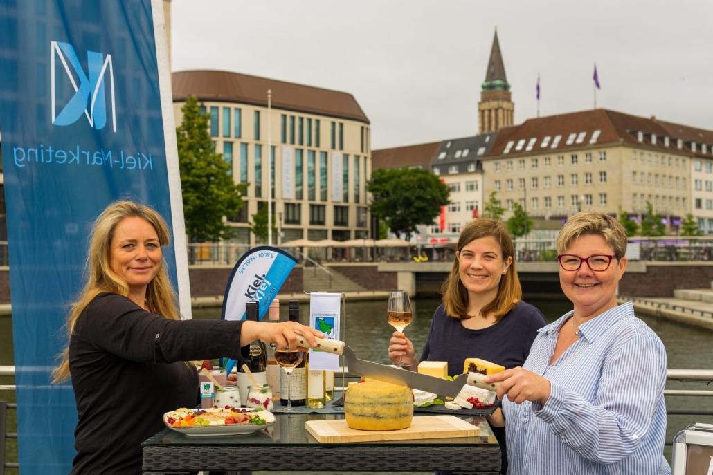 Sandra von Hoorn von der Landwirtschaftskammer Schleswig-Holstein, Projektmanagerin Kathrin Groß (Kiel-Marketing e. V.) und Cindy Jahnke, 1. Vorsitzende der KäseStraße Schleswig-Holstein e. V. (v.l.) freuen sich auf ein tolles Event am Bootshafen.