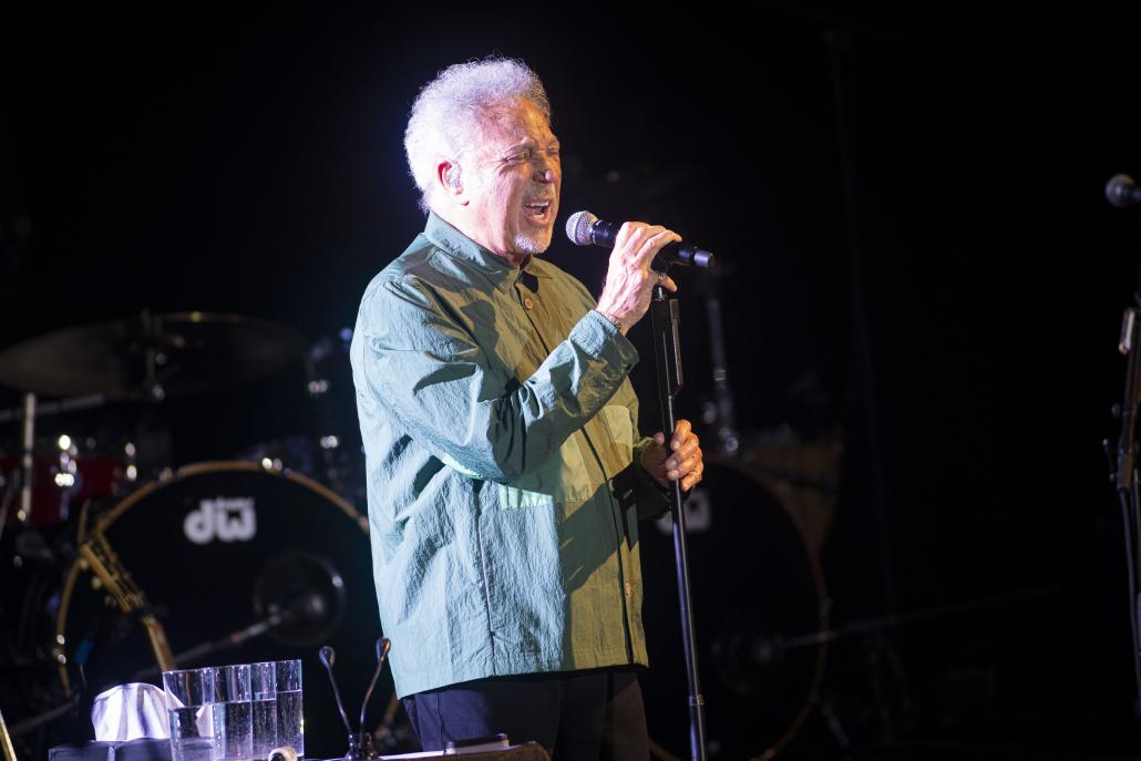 Tom Jones beim Konzert in der Kieler Ostseehalle im Rahmen des Schleswig-Holstein Musikfestival.