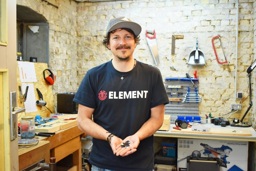 Lennart Rölz in seinem Element – in seiner Werkstatt im Hinterhof verarbeitet er Meeresplastik zu Plektren