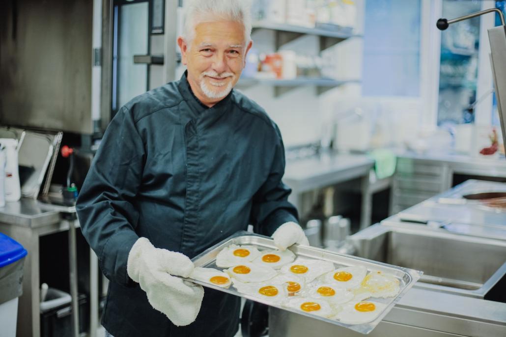 Neben den unterschiedlichen Ernährungsweisen und besonderen Bedürfnissen der Senior:innen gilt es für Eugeniusz Lau auch auf die penible 
Einhaltung der Hygienevorschriften zu achten