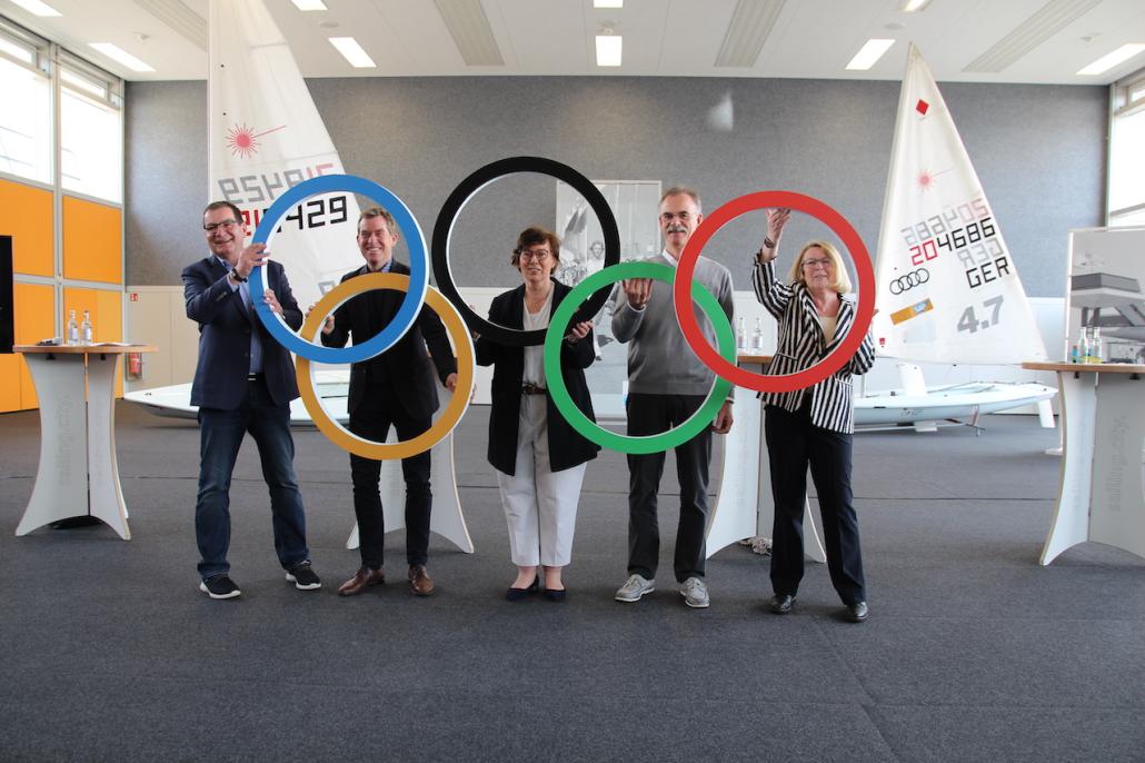 Kiels Sportdezernent Gerwin Stöcken, Oberbürgermeister Dr. Ulf Kämpfer, 
Schleswig-Holsteins Innenministerin Sabine Sütterlin-Waack, der stellvertretende Vorsitzende des Kieler Yacht-Clubs Dr. Martin Lutz und Mona Küppers, Präsidentin des Deutschen Segler-Verbandes stellten das Programm zum Jubiläum vor.