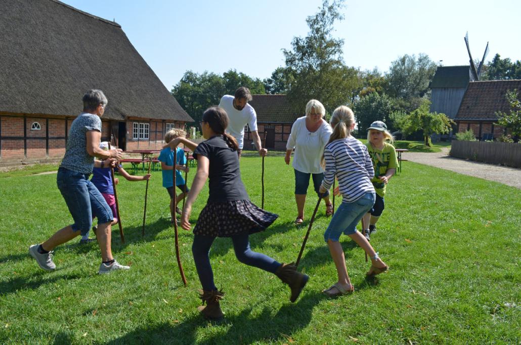 Mit Schwung und Begeisterung werden alte Spiele beim Kindertag gespielt.