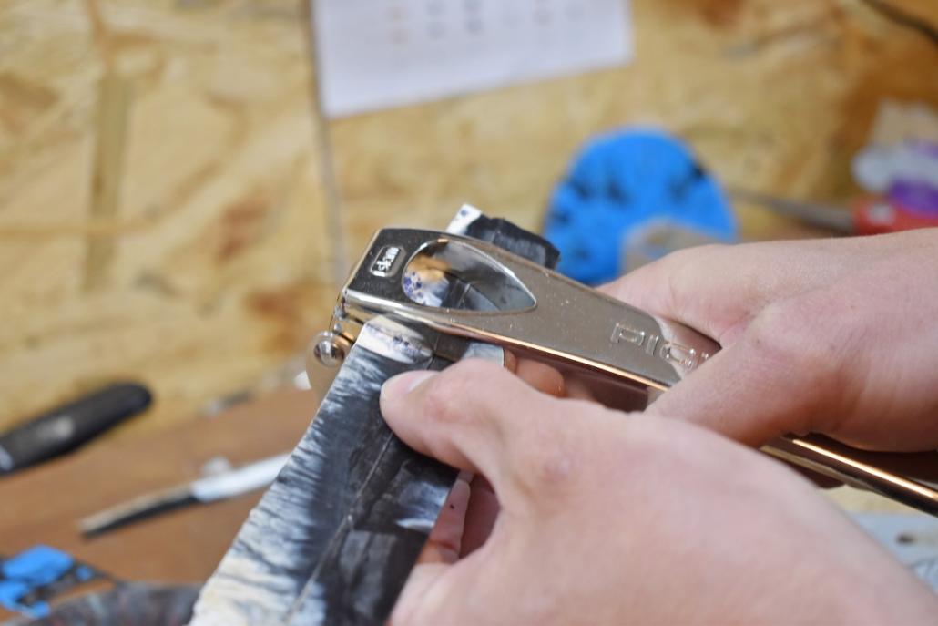 Aus dem Plastikrohling werden die Plektren gestanzt
