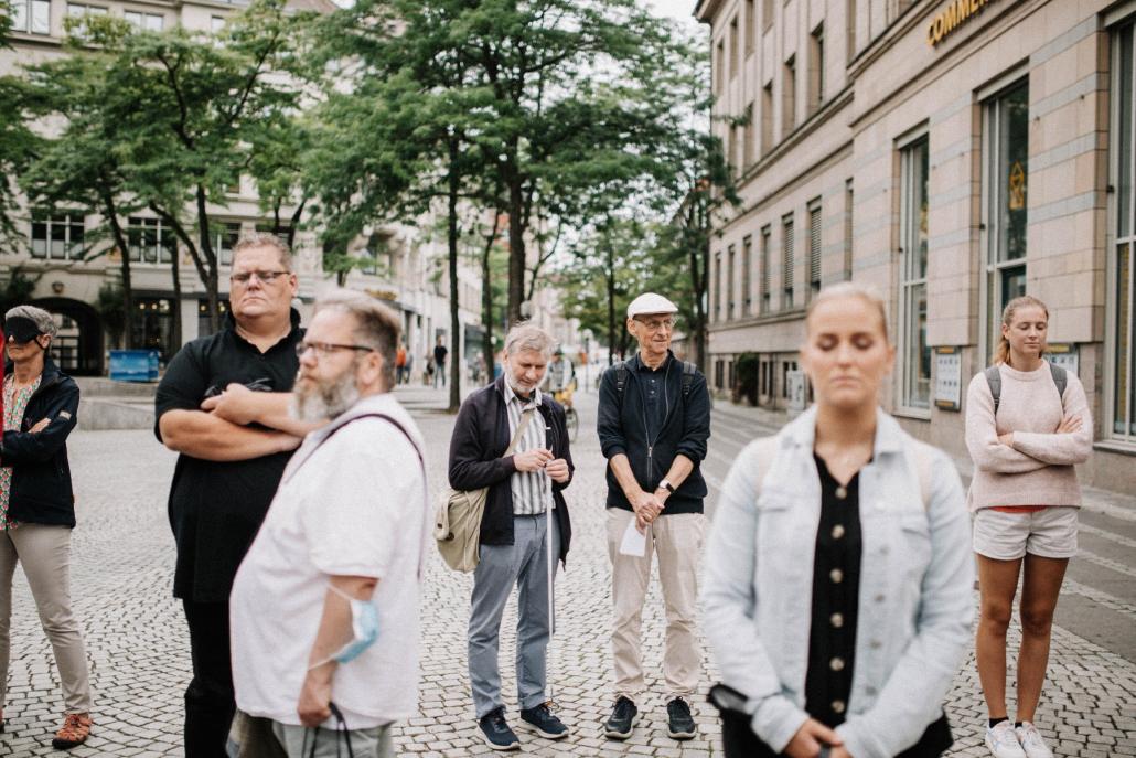 Nicht sehen, nur hören: Beim neuen Stadtspaziergang erkunden die Teilnehmenden die Stadt auf eine neue Weise.