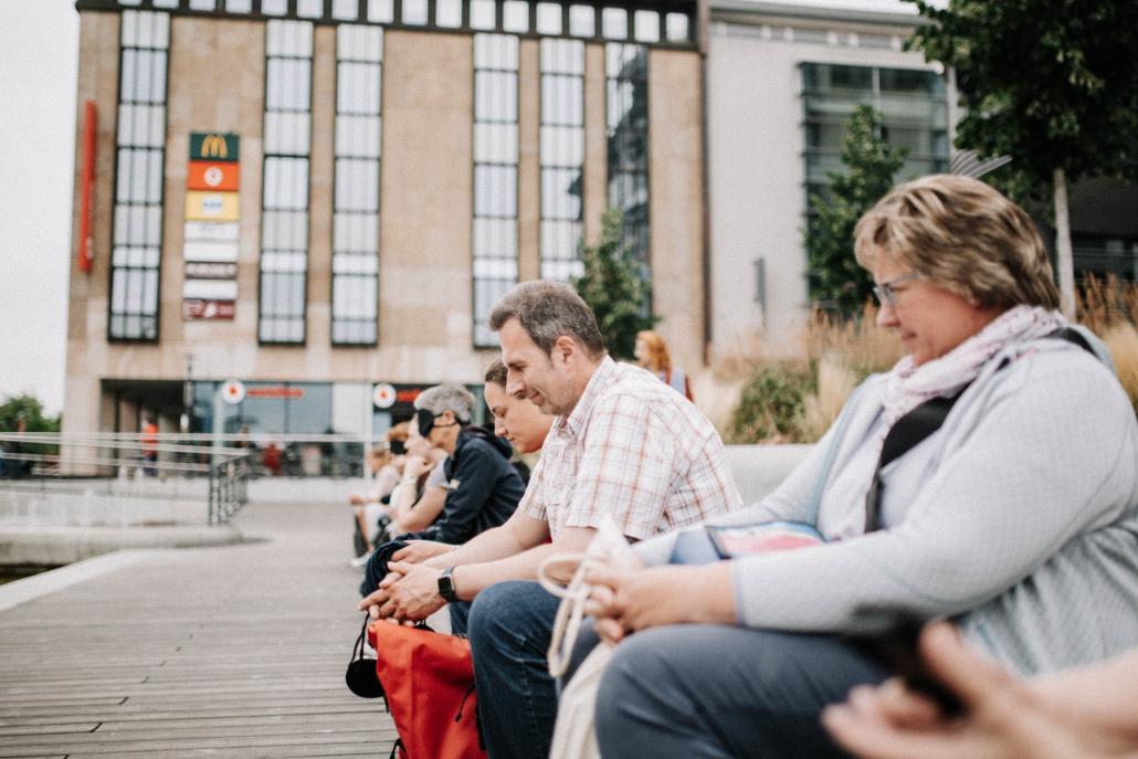 Eine Meditation am Holstenfleet schärft den Sinn für die Umgebung.