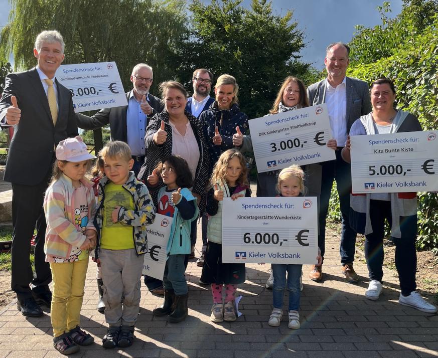 Die Kieler Volksbank übergab die symbolischen Schecks an glückliche Kinder.