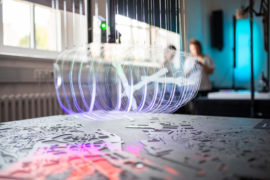 Dimensionen – vom Mikroskopischen ins Überdimensionale gesteigert: so wird für das menschliche Auge das Unsichtbare sichtbar.