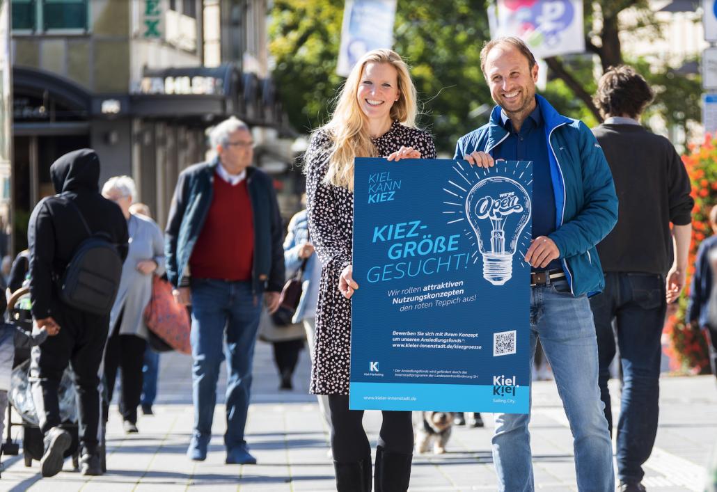 Janine Streu (Kiel-Marketing) und Einar Rubin  (Kieler Wirtschaftsförderung) rollen attraktiven Nutzungskonzepten den roten Teppich aus