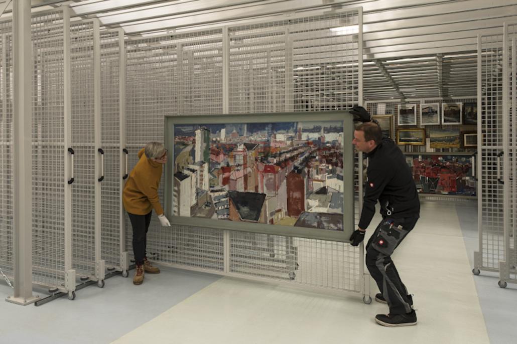 Depotleiterin Katrin Seiler-Kroll (links) und Tim Haarstrick halten ein echtes Schmuckstück des Kieler Museumsdepots in den Händen. 