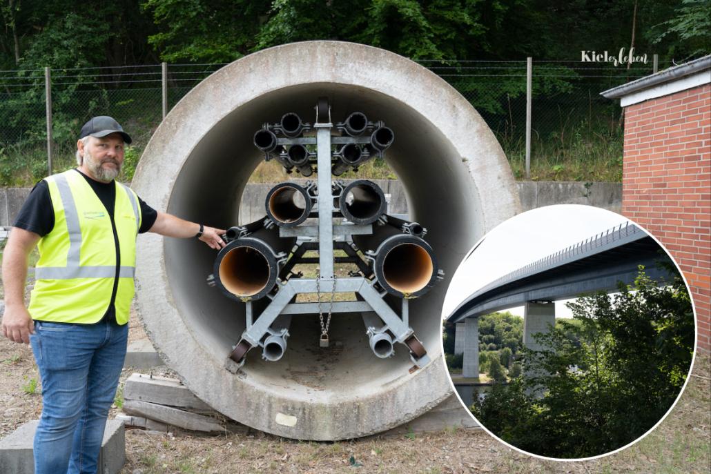 TNG-Bauleiter Lars Wiese zeigt das Leitungsrohr im Förde-Düker.