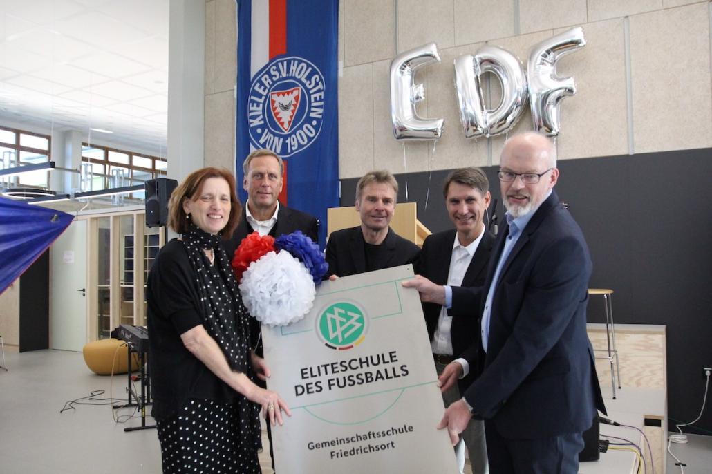 NLZ-Direktor Dominic Peitz, Holstein-Präsident Steffen Schneekloth, Ministerin Karin Prien, Schulleiter Manfred Behrens, DFB-Talentförderer Markus Hirte, U16-Nationaltrainer Michael Prus (von links).