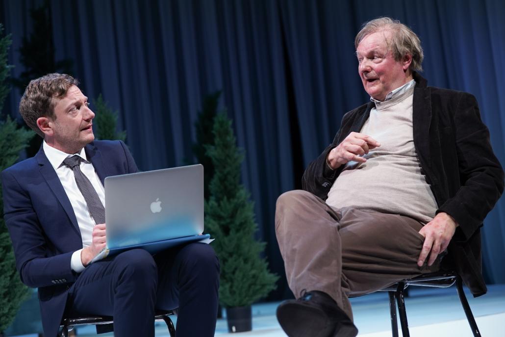 Ansgar (Felix Zimmer), der Freund von Lothars Tochter, und Lothar (Werner Klockow) lernen sich unter besonderen Umständen kennen.