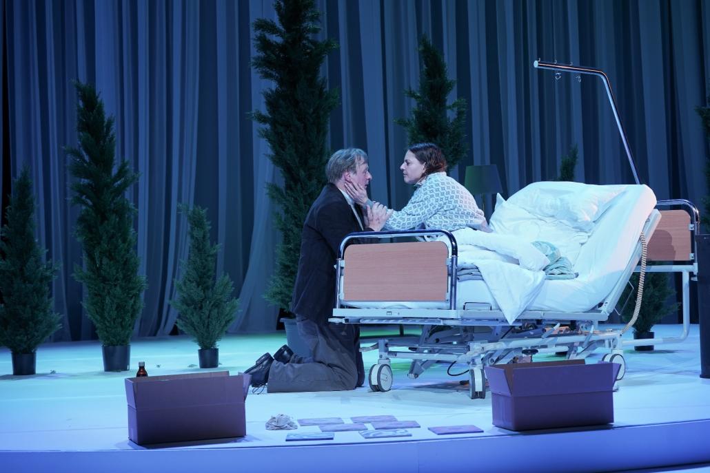 Rosa (Yvonne Ruprecht) hilft Lothar (Wener Klockow) nicht nur auf dem Weg in den Tod, sondern zeigt ihm auch, wofür es sich zu leben lohnt.