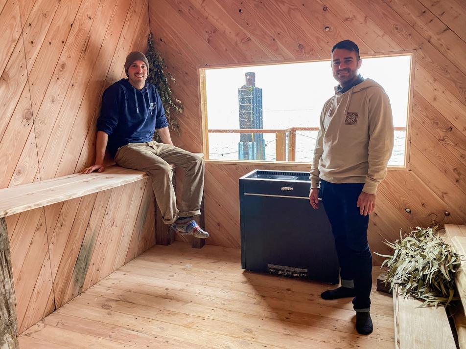 Benni (links) und Hermann haben mit uns über die Idee hinter der Sauna gesprochen.