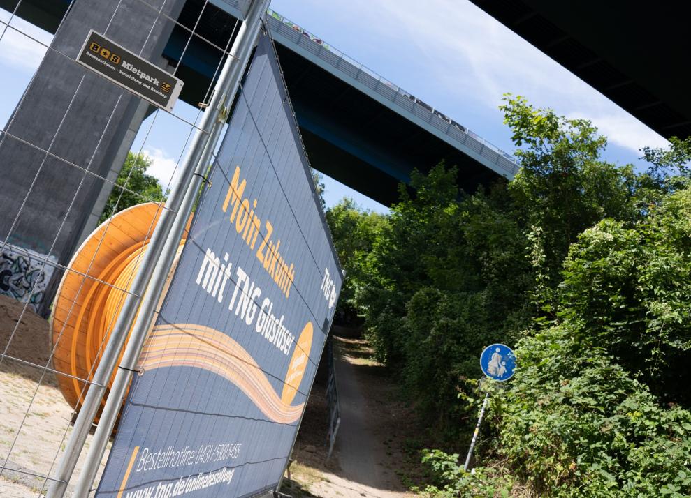 Noch im vergangenen Jahr wurden Leitungen entlang der Holtenauer Hochbrücke verlegt.