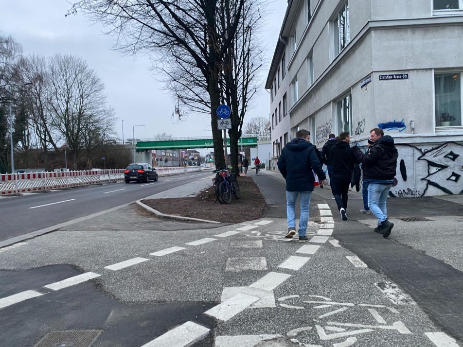 Fußgänger*innen bleibt ein etwa einen Meter breiter Fußweg.