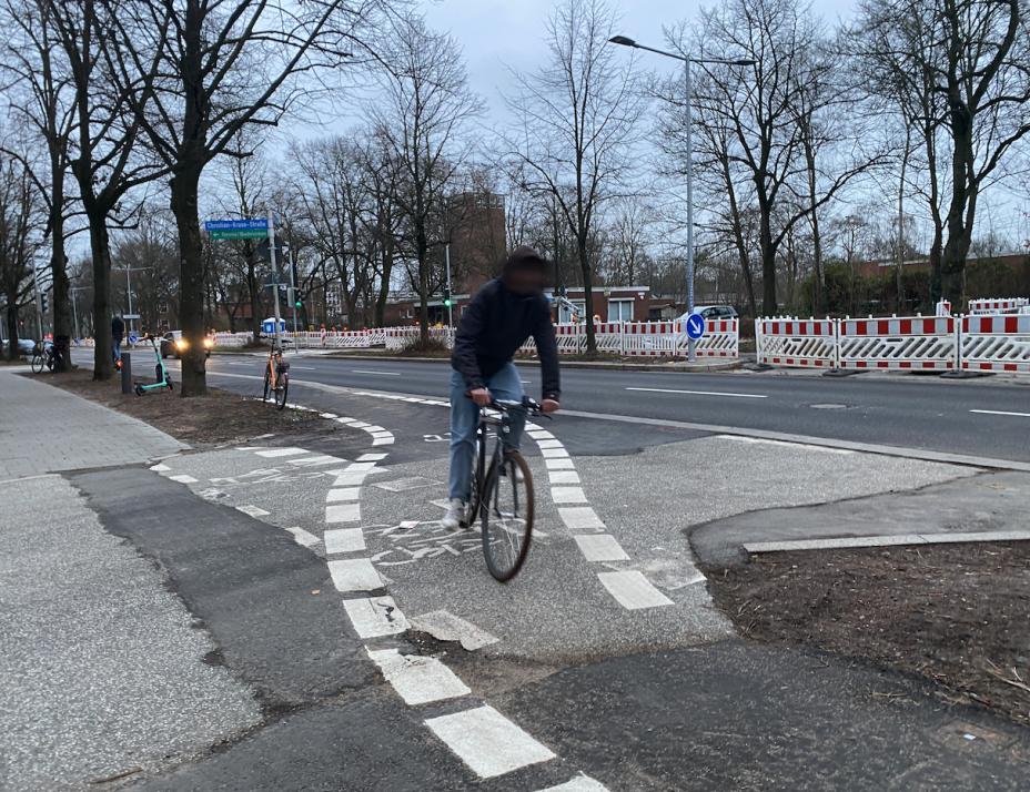 An der Gutenbergstraße Höhe Christian-Kruse-Straße wird es eng für den Fuß- und Radverkehr.