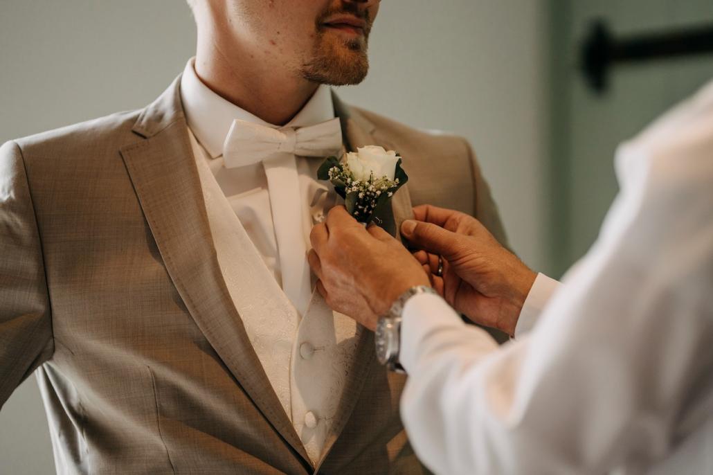 Während Lara in ihr Brautkleid schlüpfte, machte Kevin sich mit seinem Bruder 
und Laras Vater fertig.