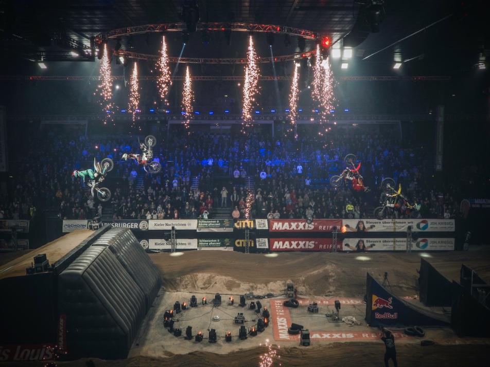 Die Motorrad-Profis boten den rund 14.000 Zuschauern in der Wunderino Arena eine Show zum Staunen.