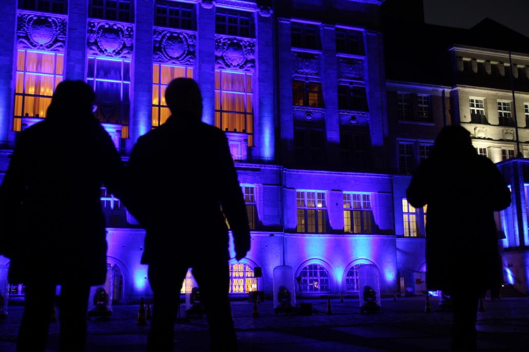 Viele Kielerinnen und Kieler wurden auf das Lichterspektakel aufmerksam und staunten auf dem Rathausplatz.
