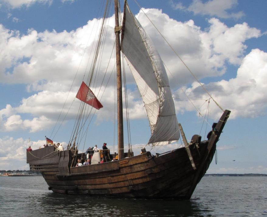 Die Kieler Hansekogge ist ein originalgetreuer Nachbau eines in Bremen gefundenen Schiffes und hat beim Sartorikai ihren Liegeplatz gefunden.