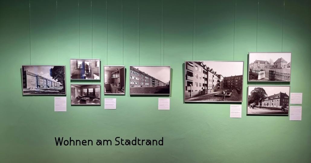 Impression mit Fotografien aus dem Ausstellungsteil „Wohnen am Stadtrand“.