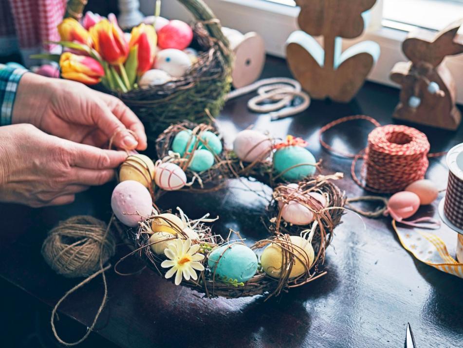 Wer ein kunterbuntes Osterfest erleben möchte, kann in die Trickkiste greifen und sich durch unsere Tipps zum Basteln inspirieren lassen.