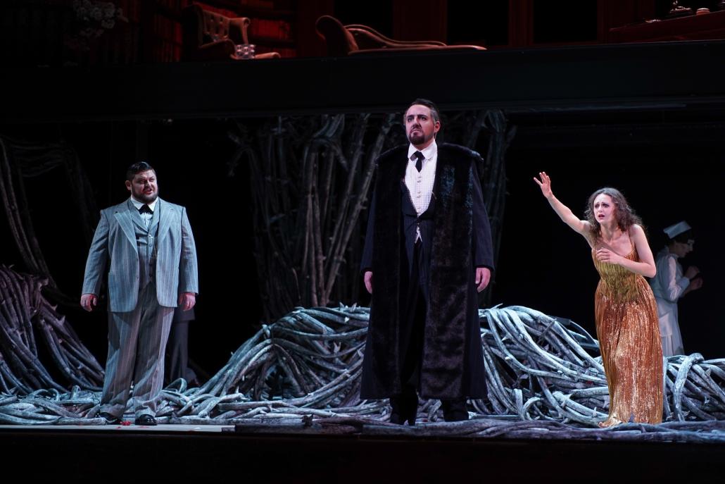 Ibn-Hakia (Alexey Zelenkov), König René (Matteo Maria Ferretti) und Iolanta (Adèle Lorenzi-Favart) auf der Bühne des Opernhauses in Kiel