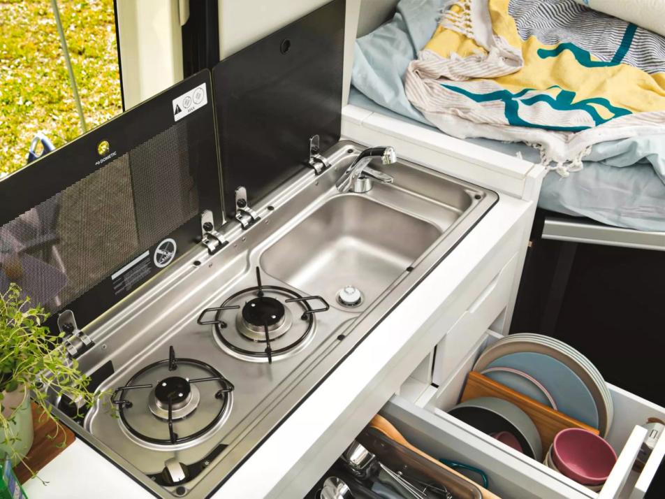 Praktisch und zugleich mit allem ausgestattet, was gebraucht wird, ist die Küchenzeile im VW Grand California.