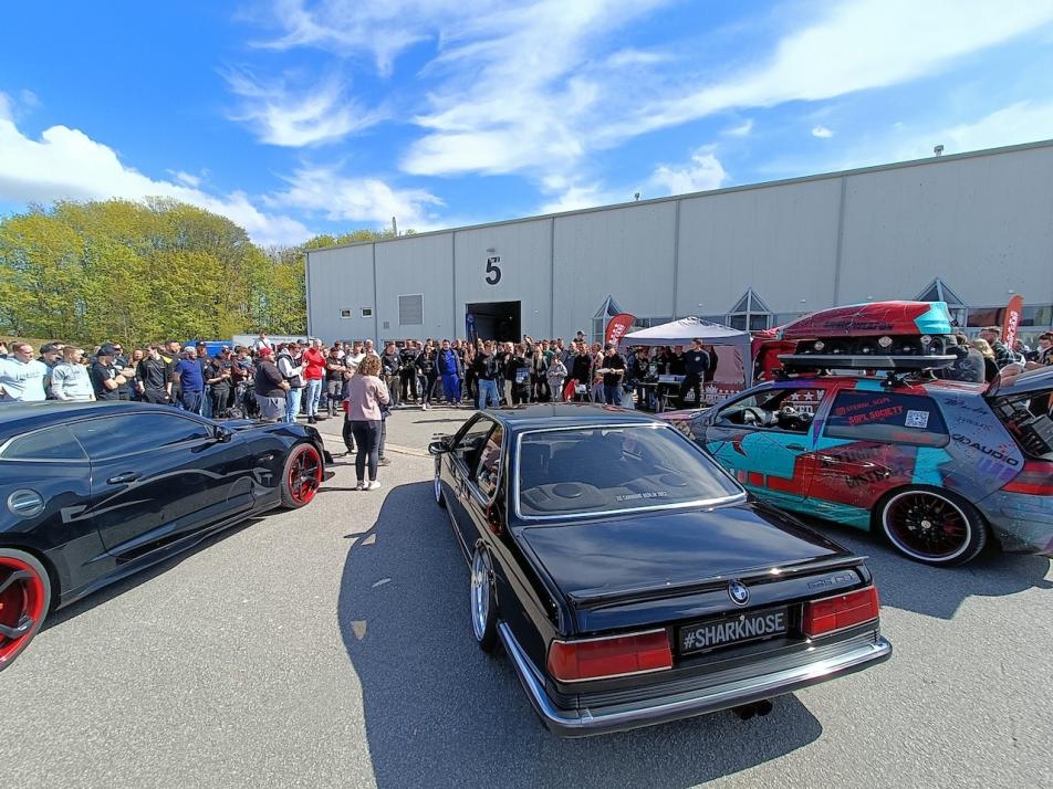 Schöne "Schlitten": Die Nordic Motor Show in den Holstenhallen traf auf hohen Zuspruch und lockte zahlreiche Besucher*innen nach Neumünster.