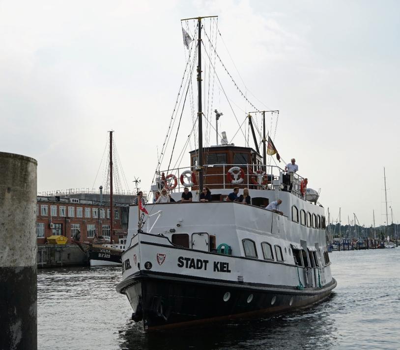 Die MS „Stadt Kiel“ pendelt am Museumstag zwischen dem Schifffahrtsmuseum und der Howaldtschen Metallgießerei. Zwischendurch gibt es ein Opern Ship am Anleger Dietrichsdorf.
