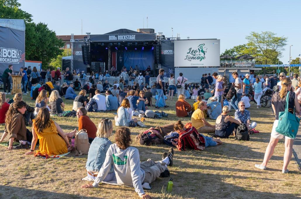 Die Kieler Band Leo In The Lioncage lockte viele interessierte Gäste zur Radio BOB Bühne an der Kiellinie