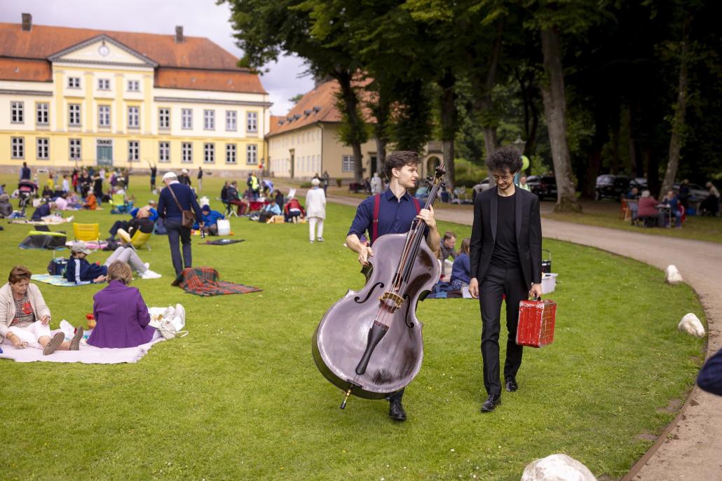 Während der Musikfeste auf dem Lande gibt es gleich mehrere Konzerte, die drinnen, etwa in einer Reithalle oder Scheune stattfinden. Auch draußen kommen Besucher:innen jedoch in den Genuss von Live-Musik. 