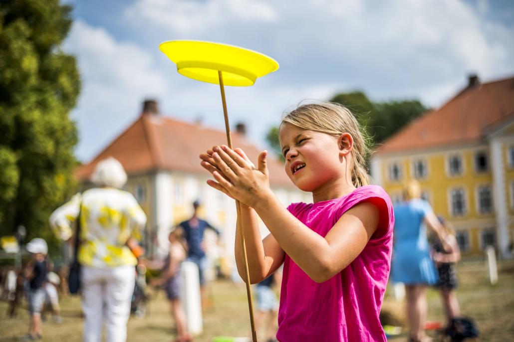 Auch die Kinder kommen bei den Musikfesten auf dem Lande nicht zu kurz: Für sie gibt es bei den regulären Veranstaltungen jede Menge Aktivitäten, die den Tag interessanter gestalten. Und dann ist da noch das komplett um die jüngsten...