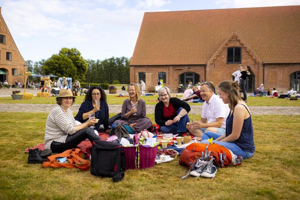 Elementarer Bestandteil der Musikfeste auf dem Lande ist auch das leibliche Wohl. Viele Menschen bringen Picknick-Körbe mit, andere versorgen sich vor Ort mit Speis und Trank. 