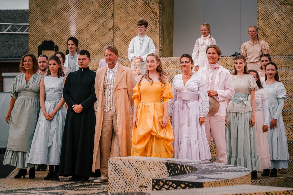 Es kann nicht oft genug hervorgehoben werden: Dem Theater Kiel gelingt es in jeder Spielzeit wieder, ein hervorragendes Ensemble zusammenzustellen.