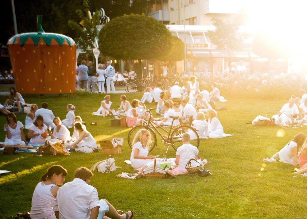 Die Interessengemeinschaft „die Holtenauer“ e. V. ruft gemeinsam mit dem Umweltschutzamt der Landeshauptstadt Kiel alle Bürger*innen zum ZERO WASTE-Picknick mitten auf die Holtenauer Straße. 