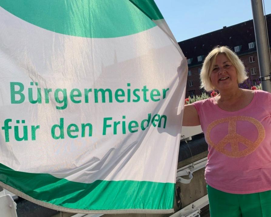 Stadtpräsidentin Bettina Aust hisste bereits am Freitag, 7. Juli, am Rathaus die Flagge der Mayors for Peace
