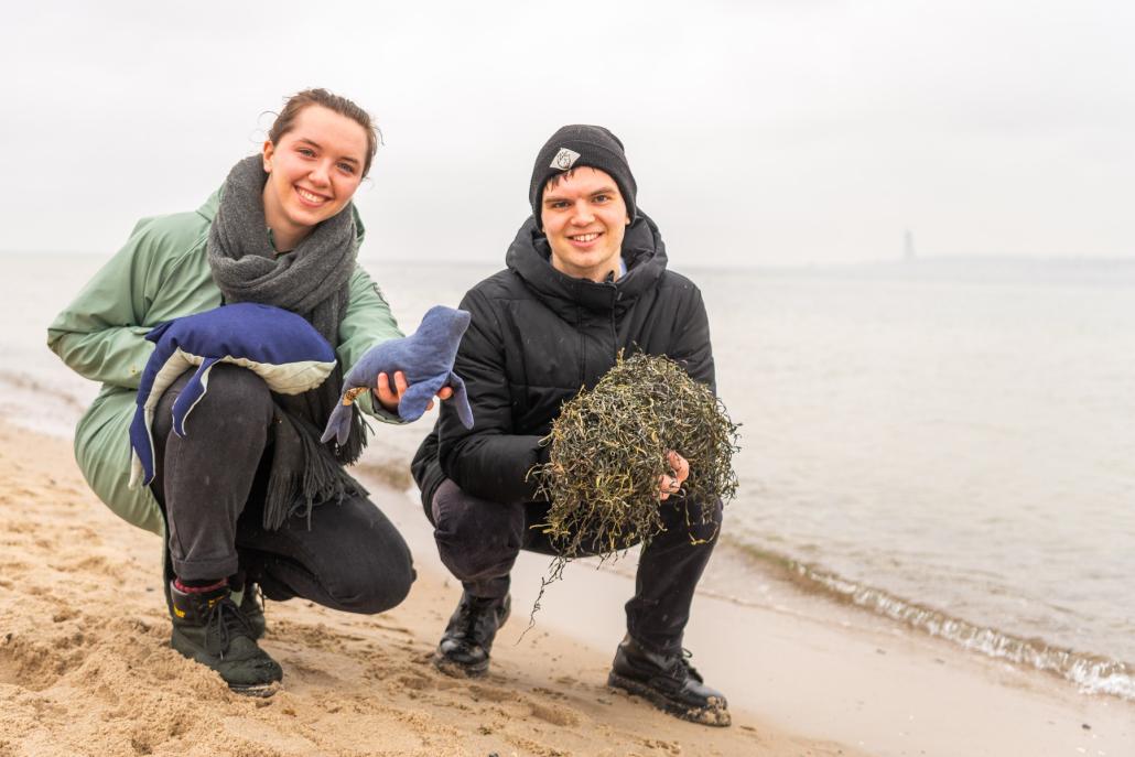 Alyssa Richter und Max Nettlau möchten mit ihren Kuscheltieren das Seegras als natürlichen Rohstoff etablieren.
