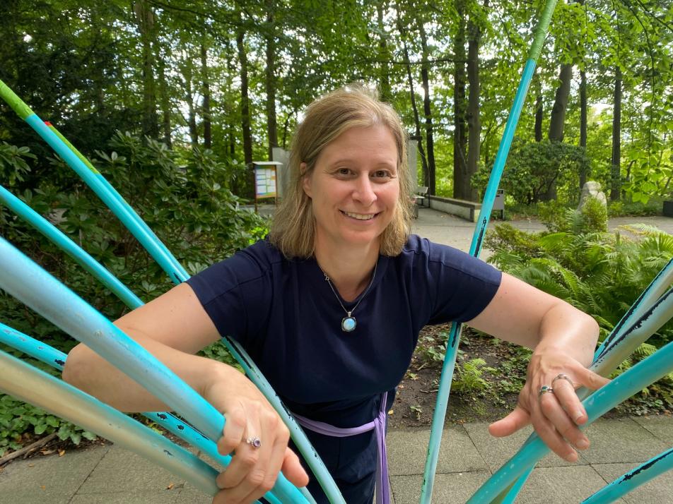 Initiatorin Claudia Valder lädt dich auf eine besondere Sinnesreise in den Kurpark Malente ein.