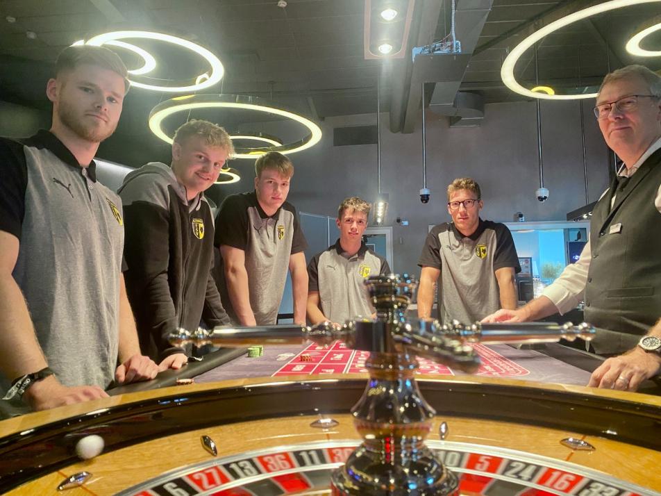 Hannes Glindemann, Henri Pabst, Connar Batterman, Jan Bornhöft und Malte Abelmann (v.l.) fordern das Glück beim Roulette heraus.