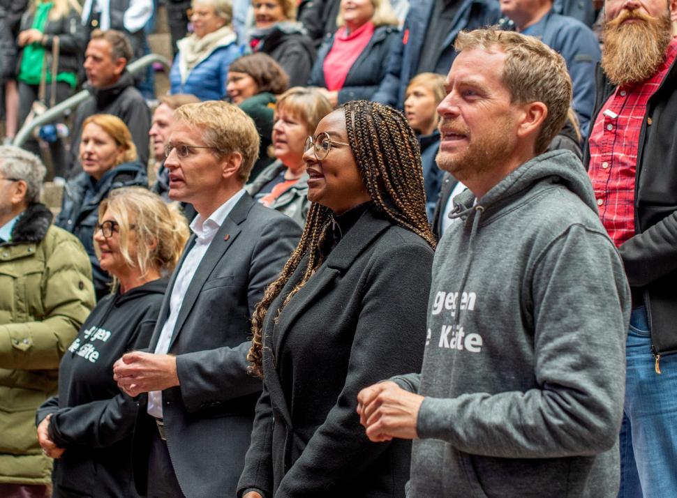 Stadtmission-Geschäftsführerin Karin Helmer, MP Daniel Günther, Sozialministerin Aminata Touré und OB Ulf Kämpfer beim Konzert gegen die Kälte.