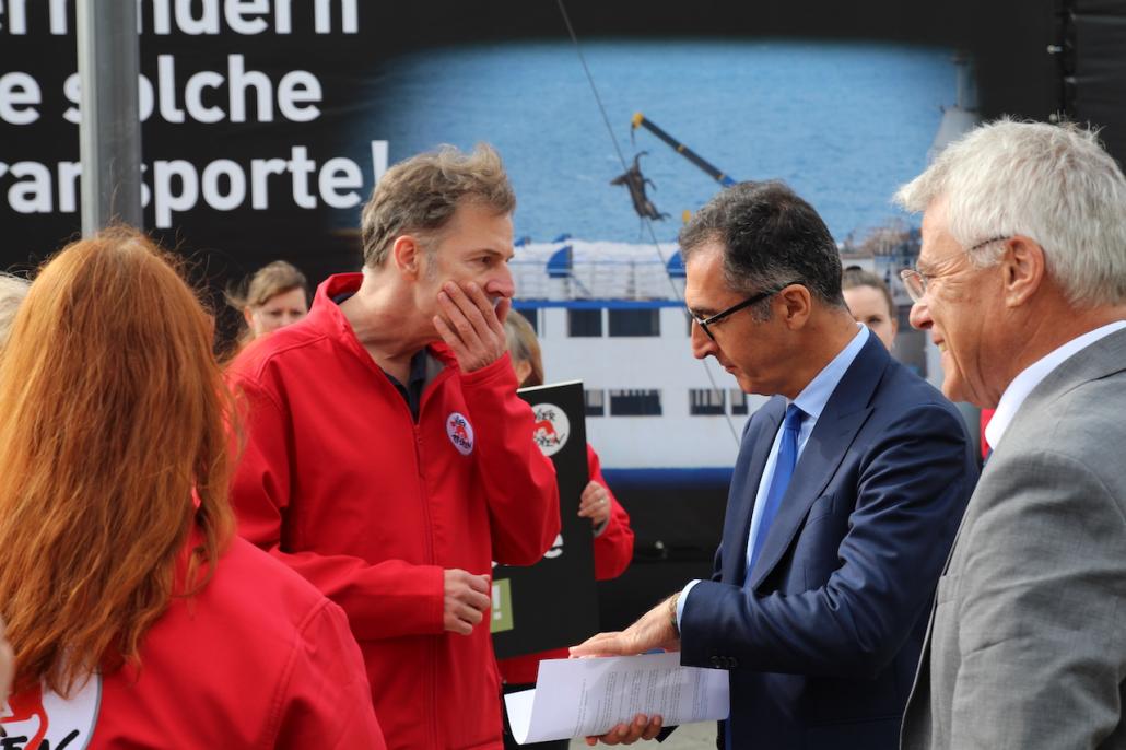 Rüdiger Jürgensen, Mitglied der Geschäftsführung von Vier Pfoten, sprach in Kiel ebenfalls Bundesagrarminister Cem Özdemir über die untragbaren Zustände der Tiertransporte.