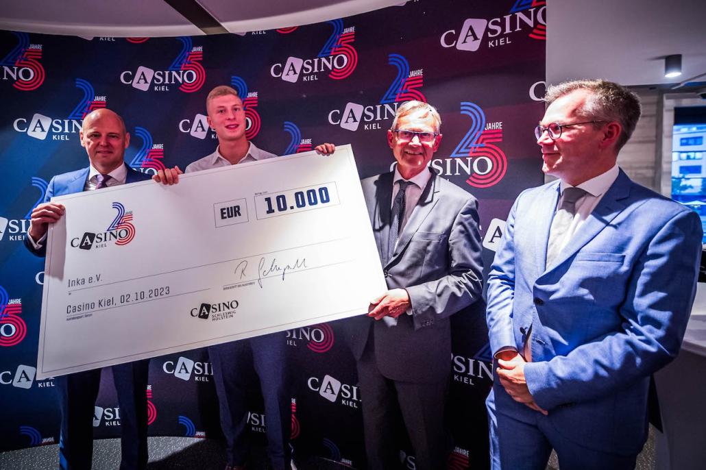 Die Kieler Initiative gegen Kinderarmut freute sich über die Spende des Casinos von 10.000 Euro.