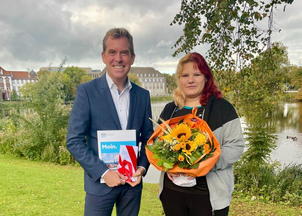 Persönlich begrüßt wurde Kiels 250.000ste Einwohner Kimberly Jones von Oberbürgermeister Ulf Kämpfer, der ihr Willkommensgeschenke überreichte.