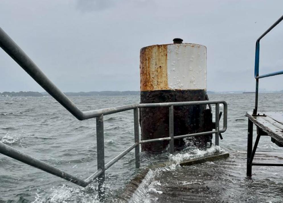 Ostwind drückt die seit dem 19. Oktober das Wasser in die Kieler Förde und sorgt für Hochwasserstände.