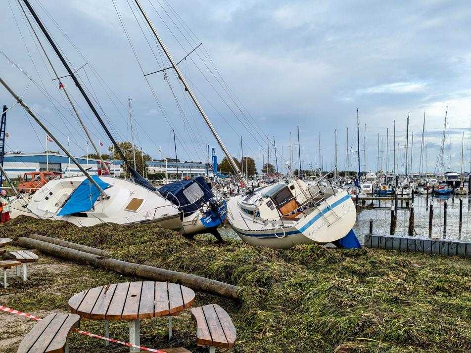 Nach der vergangenen Sturmflut fanden viele Bootseigner ein Bild der Verwüstung im Schilkseer Hafen vor.